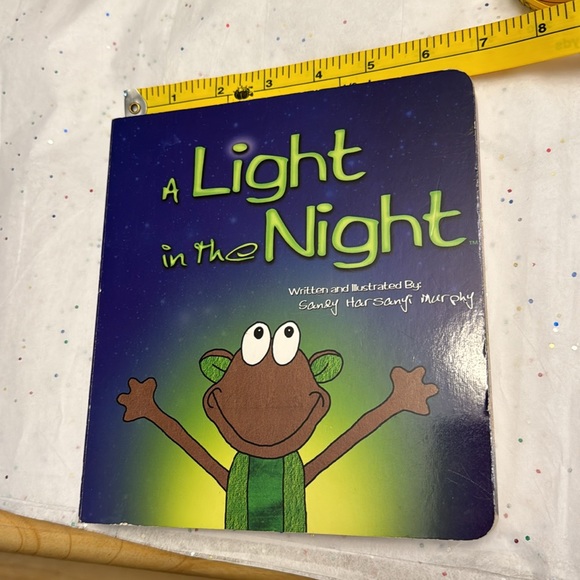 🍀2/10.00🍀 A Light on the Night board book, like new - Picture 7 of 7